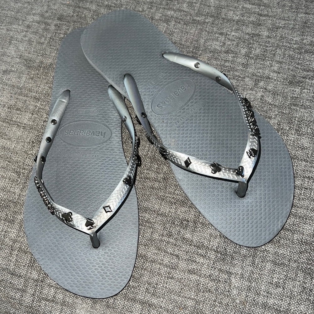Grey havaianas with card symbols! Size 7